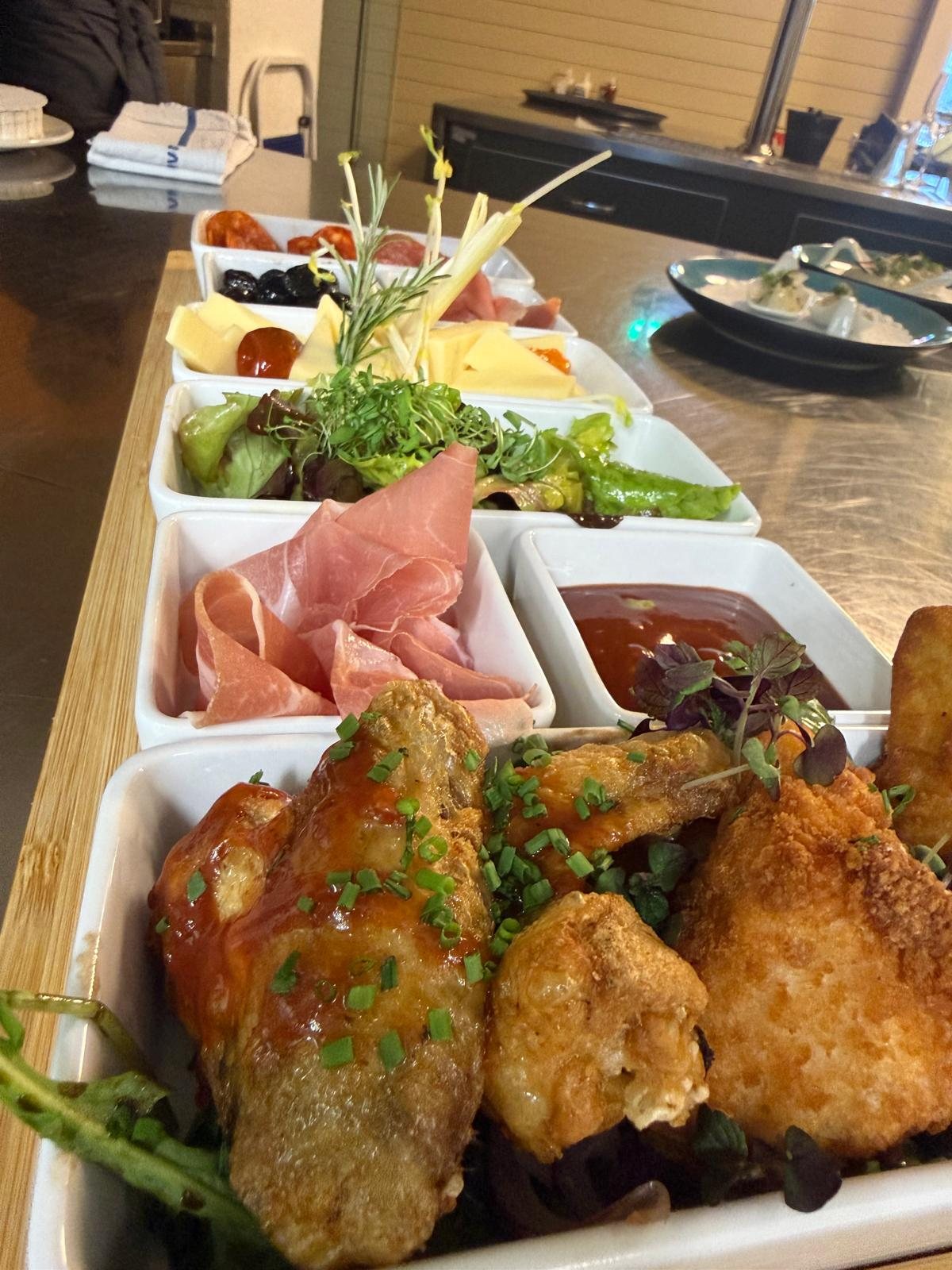 Apéro-Plättli mit Rohschinken, Salat und Pouletflügeli