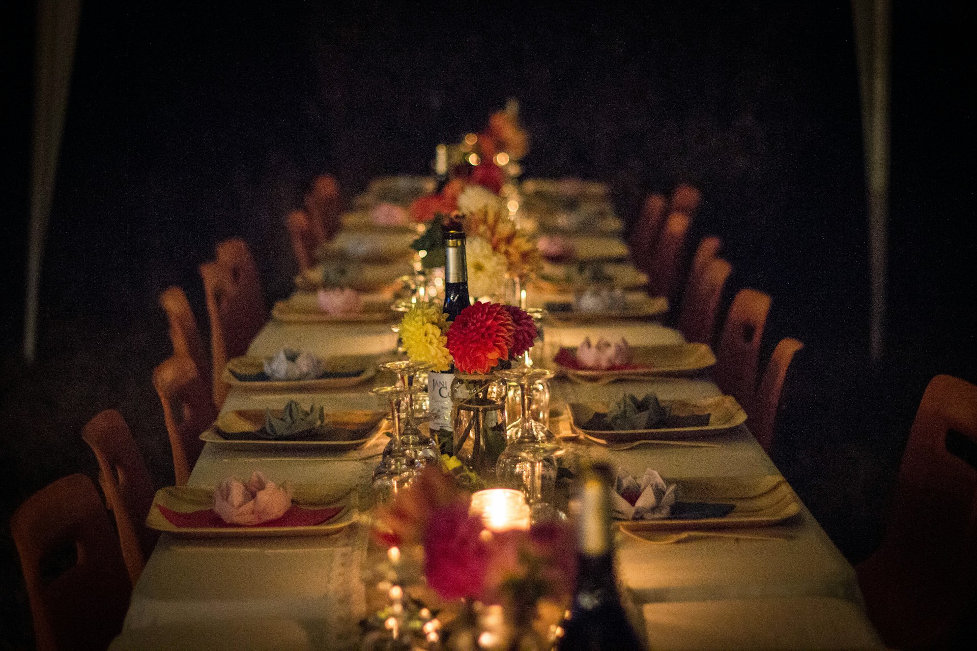 Festlich gedeckte lange Tafel im Restaurant