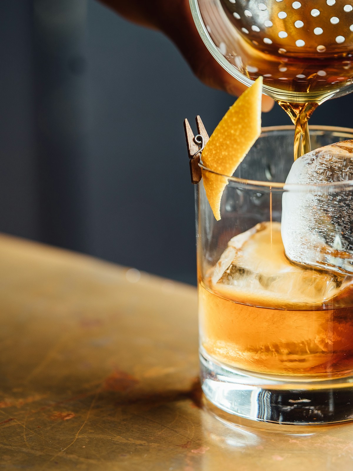 Whisky mit Eiskugel an der Bar