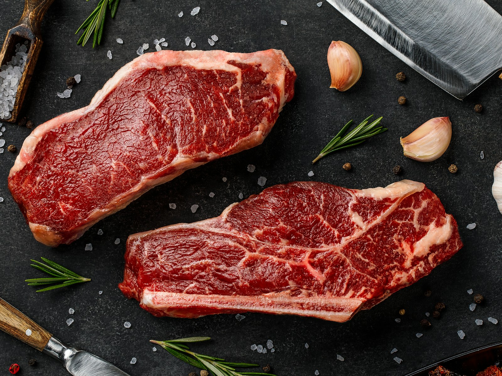 Marmorierte Steaks auf dunklem Schiefer