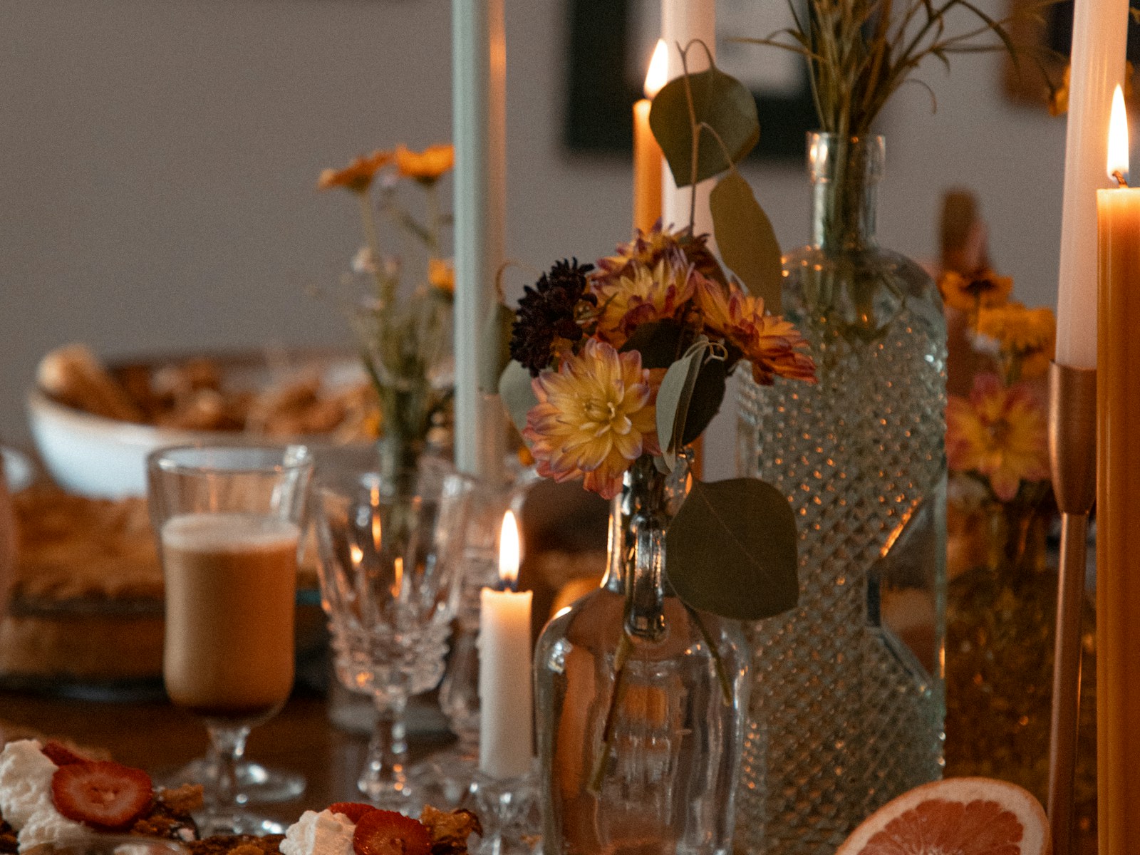 Reich gedeckter Tisch mit Kerzen und Wein