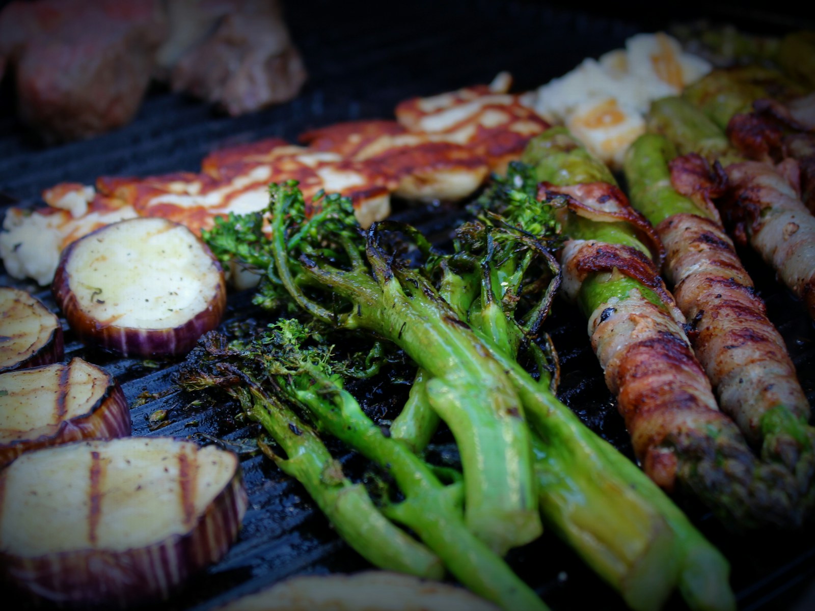 Grüner Spargel mit Speck, goldbraun gebraten