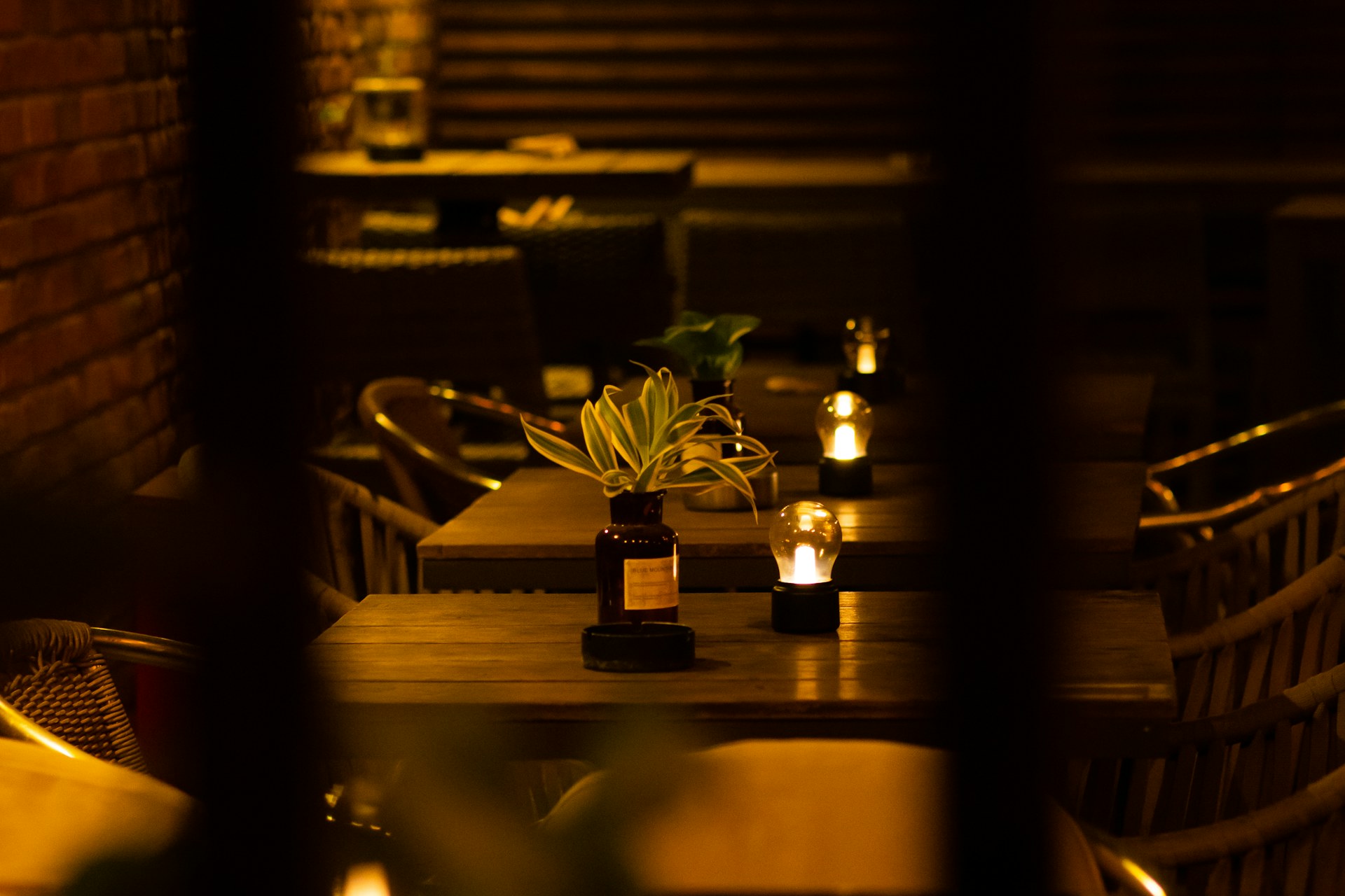 Warm beleuchtete Gaststube des Rigi Steakhouse