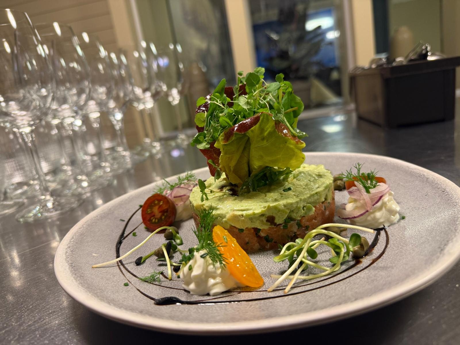 Lachs-Avocado-Tatar mit Blattsalat und Kirschtomaten