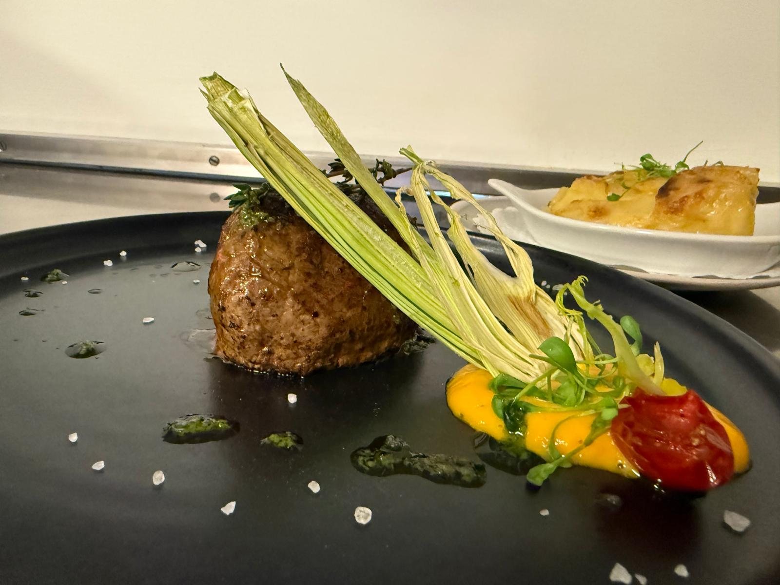 Rindsfilet mit Kräuteröl, Karottenpüree und Kartoffelgratin