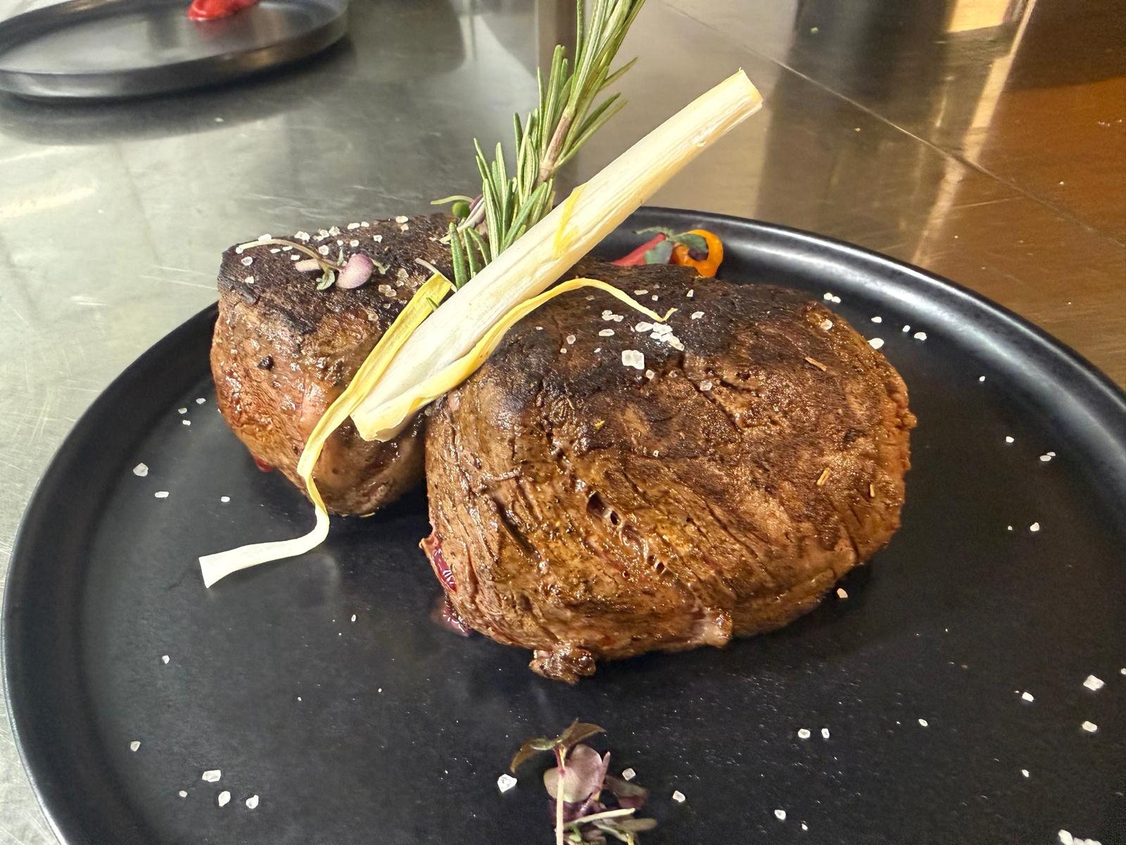 Zwei Rindsfilet-Medaillons mit Rosmarin und Fleur de Sel