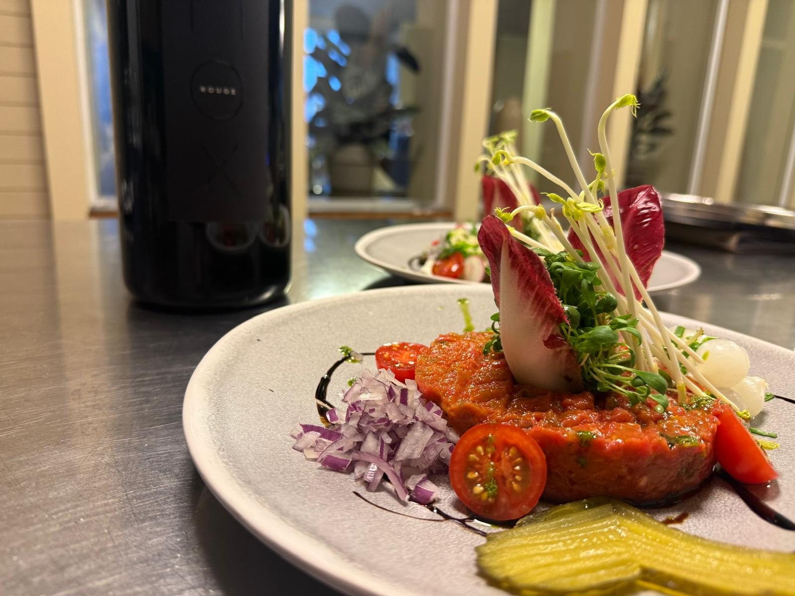 Tatar vom Rind mit Chicorée und Kirschtomaten