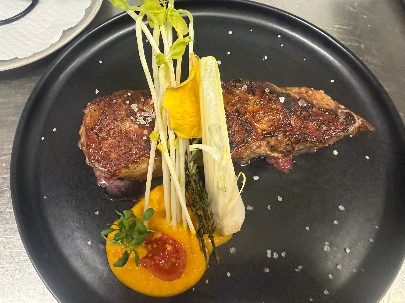 Kross gebratenes Steak mit Karottenpüree und Kirschtomate