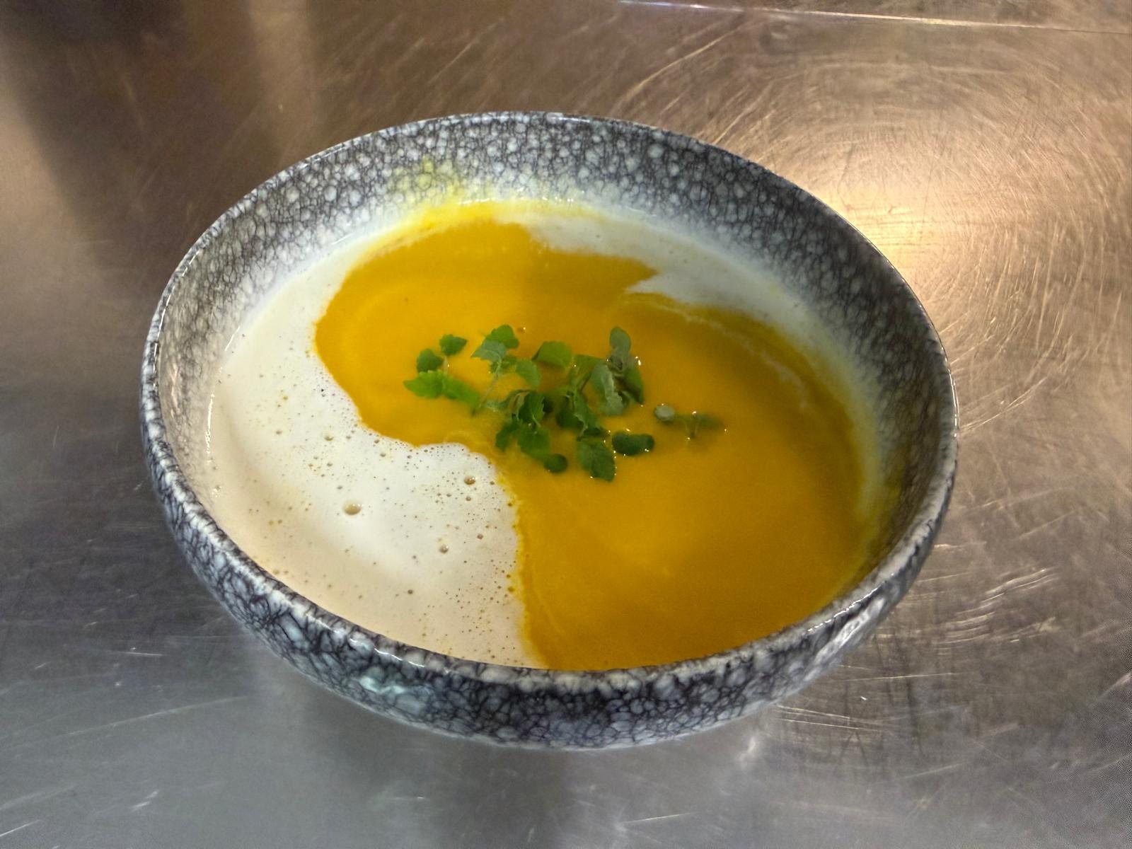 Hausgemachte Suppe mit Kräutern