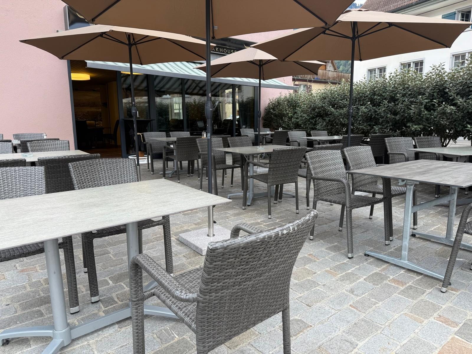 Terrasse mit Sonnenschirmen für bis zu 36 Gäste