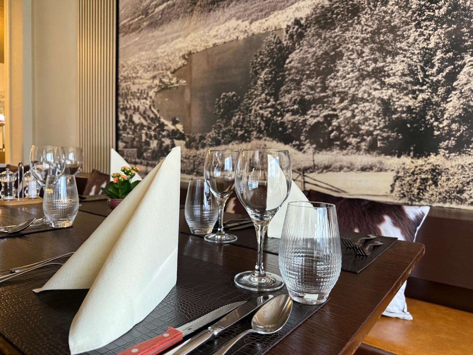 Gedeckter Tisch mit Stoffserviette und Weingläsern